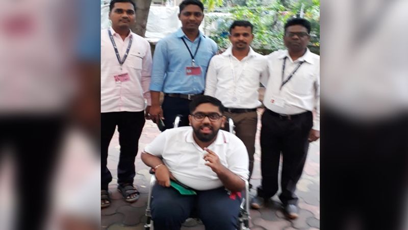 मुंबई के सेवरी में विकलांग व्यक्ति को व्हील चेयर पर वोट डालने ले जाते हुए। इस विधानसभा चुनाव में बीजेपी, शिवसेना, कांग्रेस, एनसीपी, बीएसपी, सीपीआई और सीपीआईएम समेत अन्य राजनीतिक दलों ने अपने प्रत्याशी उतारे हैं।