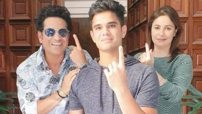 Sachin Tendulkar cast his vote with family in Maharashtra assembly elections Sachin Tendulkar cast his vote with family in Maharashtra assembly elections