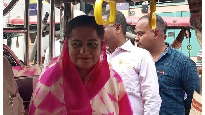 ex mp rajkumari ratna singh arrived to vote on a rickshaw at pratapgarh by election ex mp rajkumari ratna singh arrived to vote on a rickshaw at pratapgarh by election