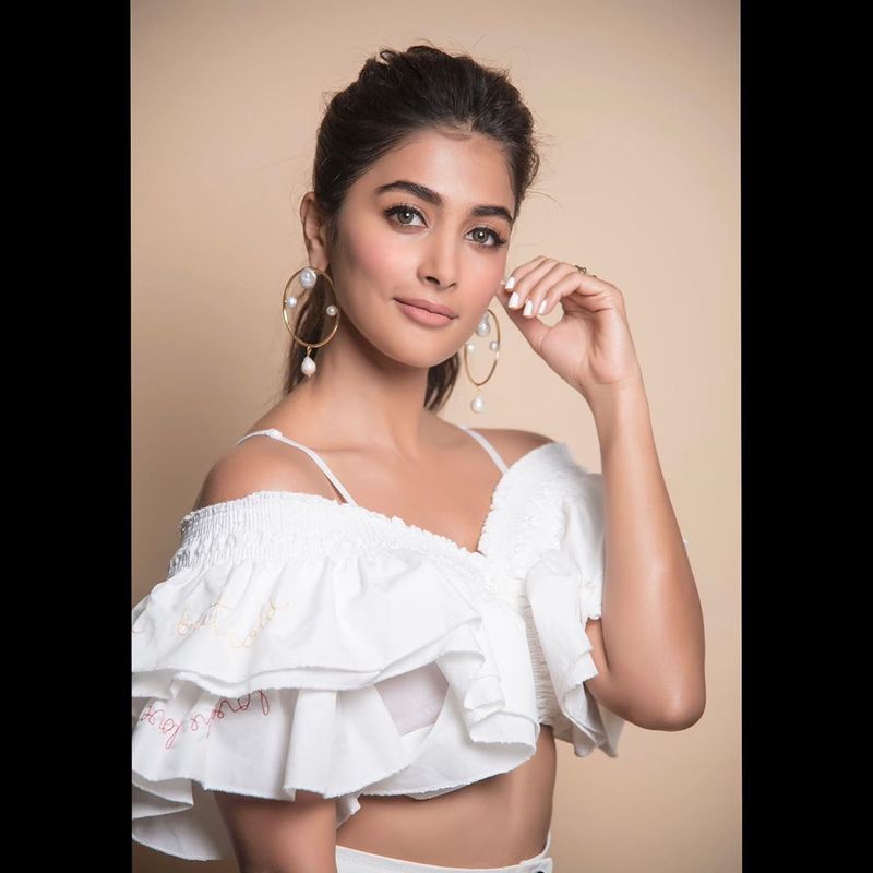 (Courtesy:Instagram) తాజాగా పూజా హెగ్డే హాట్ ఫోజులు సోషల్ మీడియాలో వైరల్ అవుతున్నాయి.