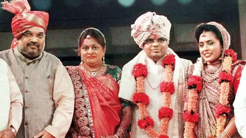 अमित शाह और सोनल शाह का एक बेटा है जिसका नाम जय शाह है। जय शाह की शादी रिशिता पटेल से फरवरी 2015 में हुई थी।