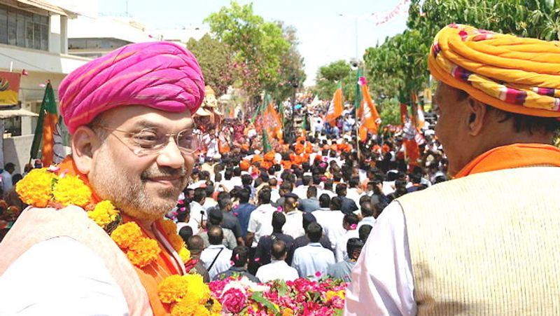 सोलहवीं लोकसभा चुनाव के लगभग 10 महीने पहले शाह को 12 जून 2013 को भारतीय जनता पार्टी के उत्तर प्रदेश का प्रभारी बनाया गया, तब प्रदेश में भाजपा की मात्र 10 लोक सभा सीटें ही थी।