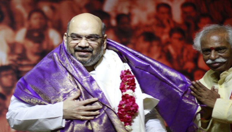 স্বরাষ্ট্রমন্ত্রী হিসাহে দায়িত্ব গ্রহণের পর ঐতিহাসিক সিদ্ধান্ত গ্রহণ করেন অমিত শাহ। ৫ অগস্ট সংসদে দাঁড়িয়ে ঘোষণা করেন সংবিধানের ৩৭০ ধারা বিলোপের কথা। যার ফলে বিশেষ মর্যাদা হারায় জম্মু ও কাশ্মীর.