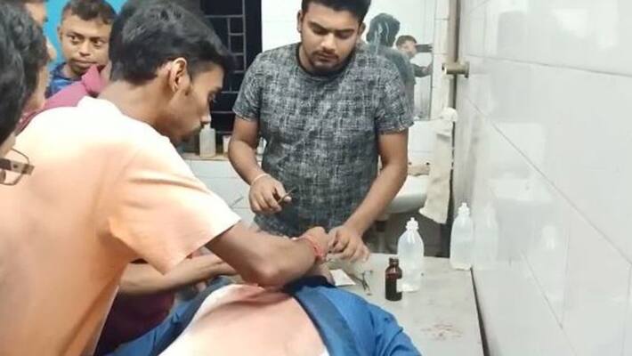Stone pelting at Bangaon Sealdah local train injured another man Stone pelting at Bangaon Sealdah local train injured another man