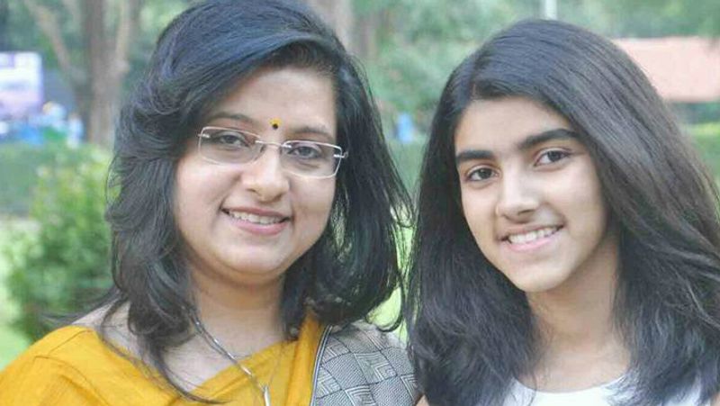 सना को पहली बार पिता सौरव के साथ सेंको ज्वेलरी के एड में देखा गया था। इसके बाद सना सोशल मीडिया पर भी खासी एक्टिव हो गई और लोग उनको जानने लगे। सौरव ने सना के जन्मदिन के मौके पर उनको शुभकामनाएं देते हुए एक ट्वीट भी किया था।