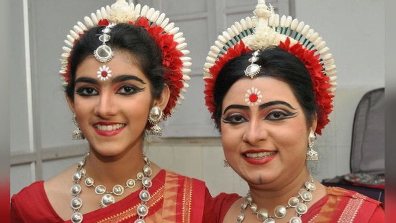सौरव गांगुली की बेटी सना का जन्म नवंबर 2001 में हुआ था। सना सिर्फ 7 साल की उम्र से ही क्लासिकल डांस सीख रही हैं, उनकी मां और बड़ी मां भी क्लासिकल डांसर हैं और सना उन्हीं की तरह बनाना चाह रही हैं।