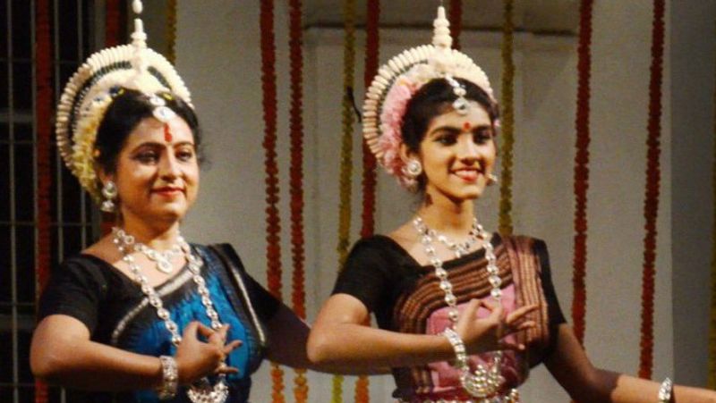 सौरव के इस ट्वीट के बाद सभी का ध्यान सना की तरफ गया था। फिलहाल सना इंस्टाग्राम पर एक्टिव हो गई हैं। उनके 32000 से अधिक फॉलोअर्स हैं और सना अपनी दोस्त सारा की ही तरह जल्द ही बड़ी स्टार बनने वाली हैं, जिसका जिक्र सौरव ने अपने ट्वीट में भी किया था।