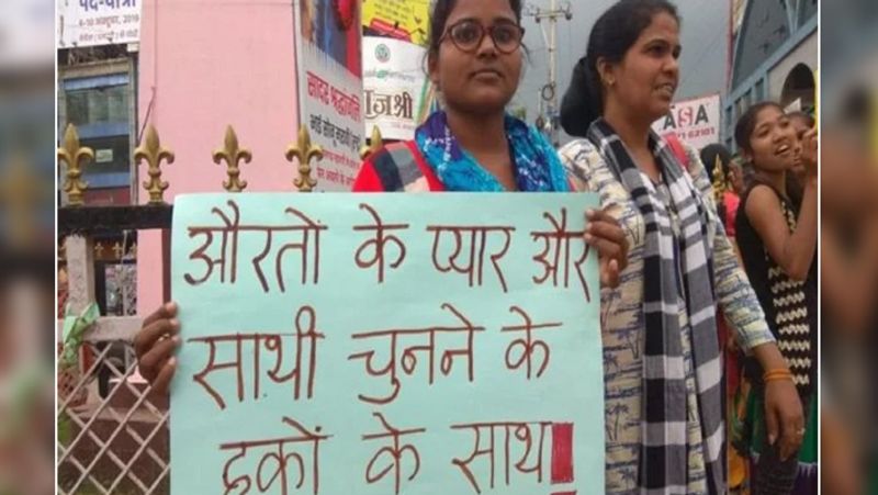 अंजलि के पिता आरोप लगाते हैं कि इस मामले में पुलिस की भूमिका भी संदिग्ध है। उसने अंजलि को बंदूक की नोक पर घर से उठाया था। अब उनकी बेटी से किसी को मिलने तक नहीं दिया जा रहा। धमतरी के एसपी बालाजीराव सोमावार कहते हैं कि अंजलि को रेस्क्यू किया गया था। उसने खुद अपने पिता के खिलाफ जबर्दस्ती बंधक बनाकर रखे जाने की शिकायत की थी। अंजलि बालिग है। वो अपने फैसले खुद ले सकती है। उल्लेखनीय है कि इस मामले को लेकर धरने-प्रदर्शन तक हो चुके हैं।