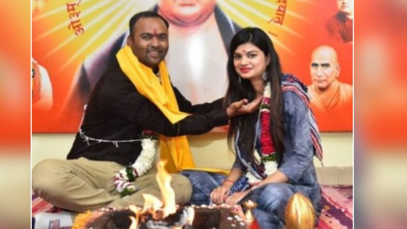 इब्राहिम का दावा है कि पिछले साल 25 फरवरी को शादी से पहले ही उसने हिंदू धर्म अपना लिया था। अब उसे आर्यन आर्य के नाम से जाना जाता है। उल्लेखनीय है कि पिछले साल अगस्त में अंजलि का सुप्रीम कोर्ट में पेश किया गया था। वहां उसने अपने परिजनों के साथ रहने की इच्छा जताई थी। लेकिन बाद में उसने परिजनों पर प्रताड़ना का आरोप लगा दिया। इसके बाद उसे सेंटर में शिफ्ट कर दिया गया।