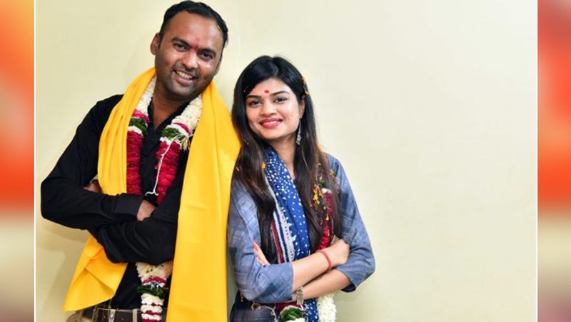 अंजलि की नाराजगी के इतर उसके पिता अशोक जैन इसे लव जिहाद का मामला बताते हैं। अशोक जैन कहते हैं कि वे इस शादी को कतई स्वीकार नहीं करेंगे। अंजलि के पिता लगातार धार्मिक संगठनों से इस शादी को खारिज कराने मदद मांग रहे हैं। वे राजनीतिकस्तर पर भी अपने संपर्क कर रहे हैं।