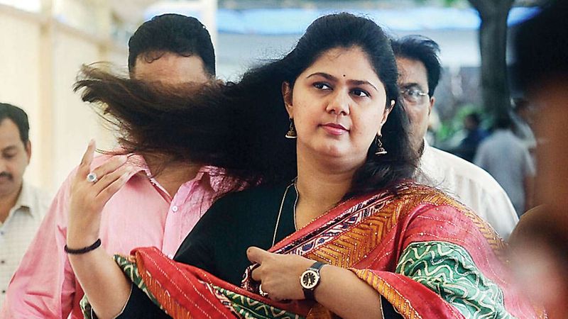 चिक्की घोटाले में आया था पंकजा का नाम इन्होंने 2009 में पार्टी के टिकट पर बीड जिले से पहला चुनाव लड़ा और कामयाबी हासिल की। दूसरी बार 2014 में भी चुनाव जीतने में कामयाब रहीं। पंकजा का नाम 206 करोड़ के चिक्की घोटाले में भी आया था। हालांकि राज्य की एंटी करप्शन ब्यूरो ने अपनी जांच में पंकजा को क्लीन चिट दे दिया था।