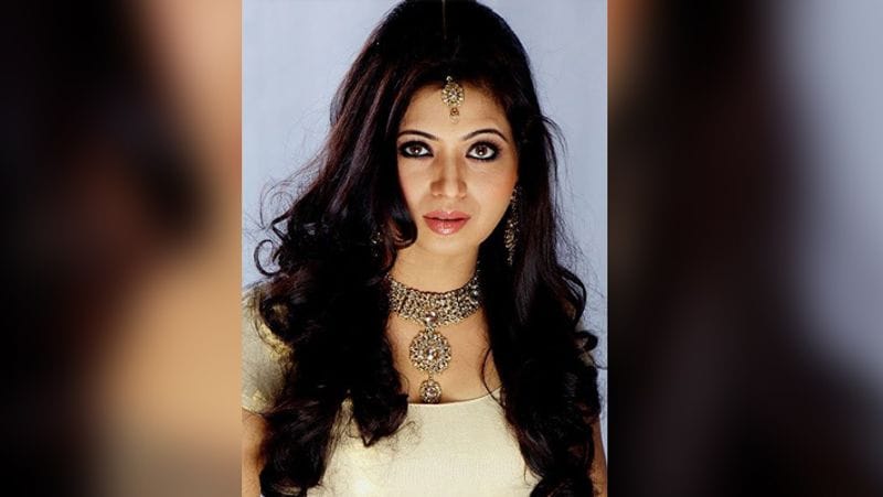 दीपाली कला क्षेत्र में रुचि रखती हैं। उन्होंने फाइन आर्ट्स में शिक्षा प्राप्त की, जिसके बाद कुछ सीरियल में काम किया।