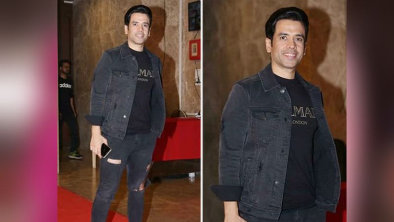 जितेंद्र के बेटे तुषार कपूर अब फिल्मों से दूर रहते हैं लेकिन अक्सर उन्हें इवेंट्स या फिर किसी सेलिब्रेशन में देखा जाता है। ऐसे में तुषार दिवाली सेलिब्रेशन में पहुंचे थे। इस दौरान उनका काफी स्टनिंग लुक देखने के लिए मिला।