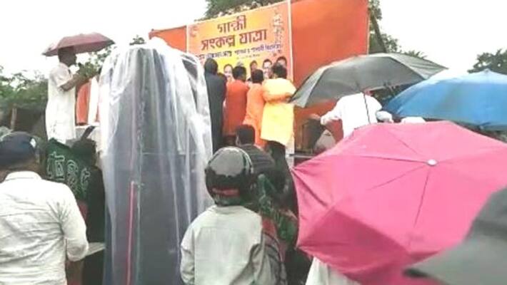 Two BJP leader involved in tussle in front of top leader Two BJP leader involved in tussle in front of top leader