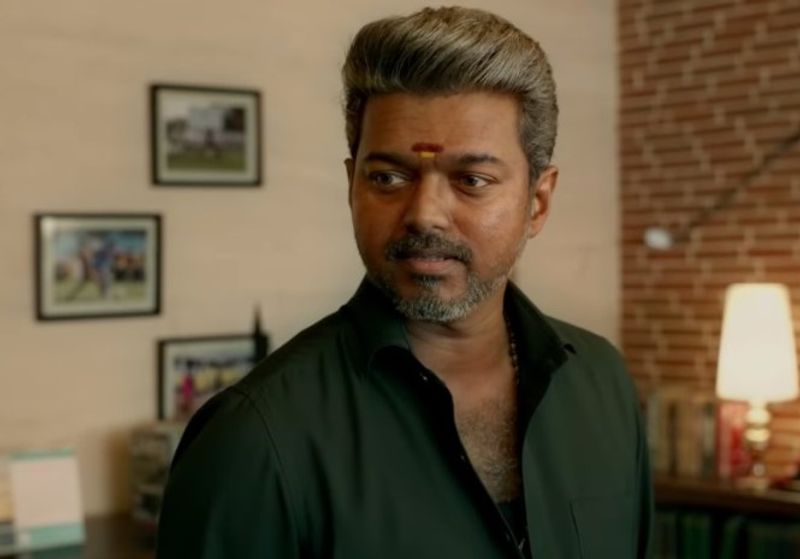 చెక్ దే విజిల్ : షారూఖ్ ఖాన్ చెక్ దే ఇండియా సినిమా చూసిన వాళ్లకు ఈ సినిమా పెద్ద కొత్తగా అనిపించదు. ఇది ఆ సినిమాకు మాస్ ,కమర్షియల్ వెర్షన్. అయితే డైరక్టర్ చేసిన పని ఏంటీ అంటే బ్యాక్ డ్రాప్ మార్చటం. అక్కడ ఓ ట్రైనెడ్ ప్లేయర్ గా తను చేయలేకపోయింది...కోచ్ గా మారి,చేసి చూపెడతాడు. ఇక్కడ విజిల్ కూడా అదే చేస్తాడు కానీ తన తండ్రి కలను నెరవేర్చటానికి చేస్తాడు. మైకెల్ ...ఓ ఉమెన్ ఫుట్ బాల్ టీమ్ ని అన్ని అడ్డంకులు ఎదుర్కొని ఎలా నిలదొక్కుకుని గెలిచేలా చేసాడనేది ప్రధానంగా కథని నడిపిస్తాడు.