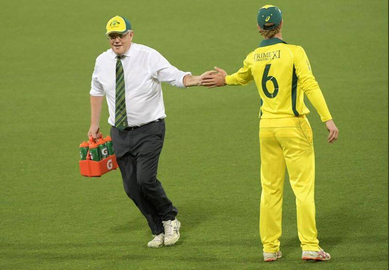 pm served cool drinks to australian cricket players