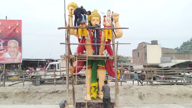 घाट पर भगवान हनुमान की प्रतिमा लगाई गई है। उनके कंधों पर एक तरफ श्रीराम और दूसरी तरफ लक्ष्मण बैठे हैं।