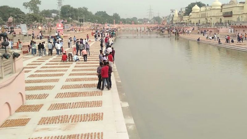 इस बार भगवान राम के जन्म से लेकर राज्याभिषेक तक के पूरे दृश्य को 11 झांकियों के रूप में तैयार किया गया है, जिसे अयोध्या की सड़कों पर दिखाया जा रहा है।