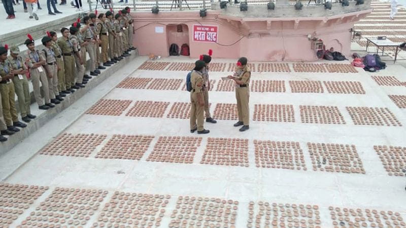 ढाई हजार बच्चे भगवान राम के जीवन, उनकी धनुष तीर को फोटो जरिए दिखाने में जुटे हैं। यूपी का सांस्कृतिक एवं पाटन विभाग भी पूरी दुनिया में अपनी छाप छोड़ने में कोई कसर नहीं छोड़ रहा है। जिला प्रशासन, अयोध्या नगर निगम और शहर के बड़े शैक्षणिक संस्थान दीपोत्सव को भव्य बनाने में लगे हैं।