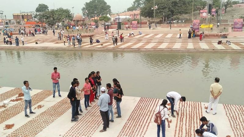 26 अक्टूबर को करीब 5 लाख दीये जलाकर पिछले साल का रिकॉर्ड तोड़ने की तैयारी है। बता दें, साल 2018 में सरयू नदी के किनारे घाटों पर तीन लाख दीये जलाए गए थे। जिस वजह से पूरी दुनिया की नजर इस दीपोत्सव पर बनी हुई है।