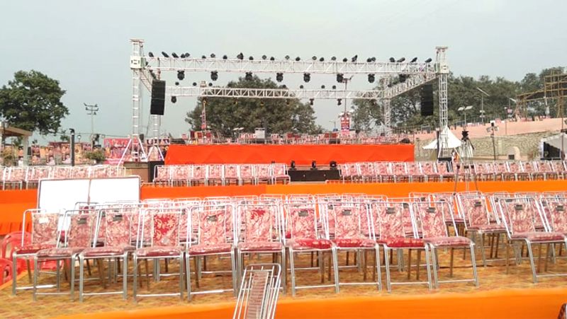 अयोध्या में भव्य दीपोत्सव मनाने की तैयारियां जोरों पर चल रही हैं, घाटों पर दीयों को सजा दिया गया है।