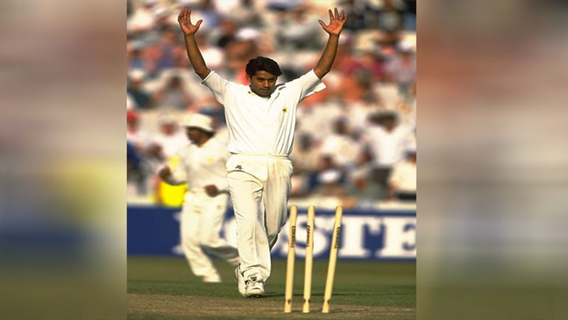 अकीब जावेद ने 10 फरवरी 1989 को पाकिस्तान के लिए पहला टेस्ट खेला था। इस समय वो सिर्फ 16 साल 189 दिन के थे। अकीब ने 22 टेस्ट खेलकर 54 विकेट लिए थे।