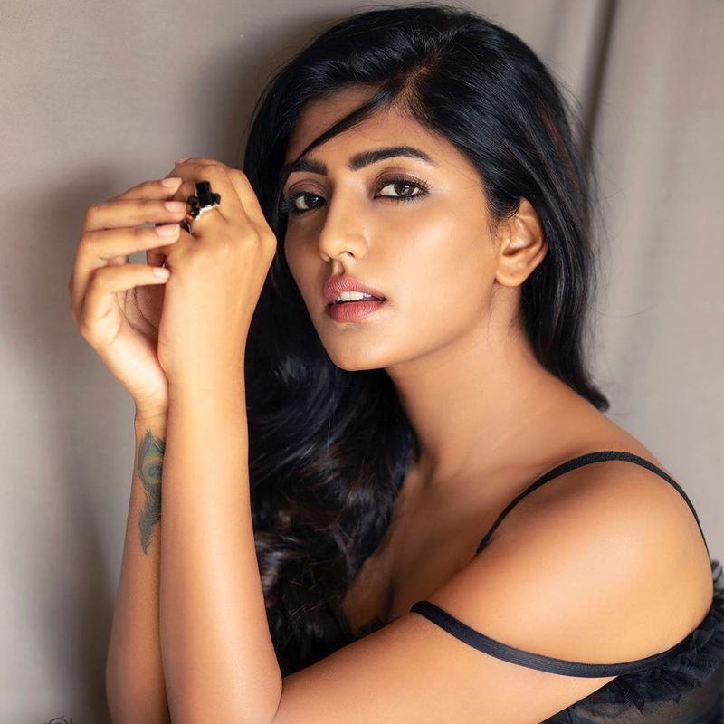 (Courtesy:Instagram) తాజాగా ఈషా రెబ్బా చేస్తున్న ఫోటో షూట్స్ తో సినిమాల్లో హీరోయిన్ గా అందాలు ఆరబోయడానికి తాను సిద్దమే అని ఈషా చెప్పకనే చెబుతోంది.