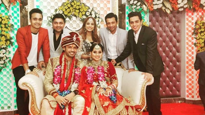 टीवी सीरियल 'निमकी मुखिया' में 'बबलू सिंह' के किरदार से फेमस हुए अभिषेक शर्मा ने 9 फरवरी, 2019 को सिंगर अपेक्षा दांडेकर से शादी की। दोनों ने दिल्ली में हिंदू रीति-रिवाज से 7 फेरे लिए। इस साल इस जोड़े का भी पहला दिवाली सेलिब्रेशन होगा।