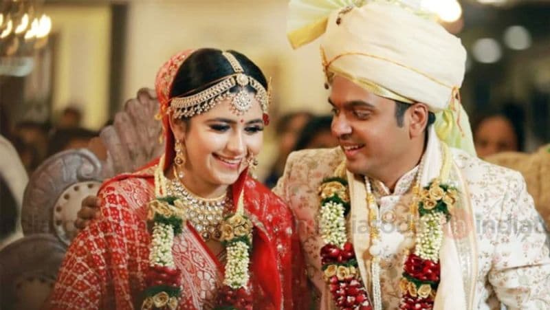 'लाडो 2' की एक्ट्रेस पलक जैन ने अपने बचपन के प्यार तपस्वी मेहता से 10 फरवरी, 2019 को होमटाउन इंदौर में शादी की। इनकी हल्दी, मेहंदी और संगीत सेरेमनी 7, 8 और 9 फरवरी को हुई।