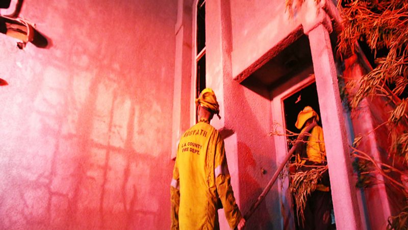 कैलिफोर्निया के उत्तरी हिस्से में बिजली कंपनियों ने लगभग 1 लाख 80 हजार उपभोक्ताओं की बिजली आपूर्ति बंद कर दी है। कंपनियों ने चेतावनी दी है कि दुर्घटनावश और आग के फैलने का खतरा कम करने के लिए बिजली कटौती बढ़ाई जा सकती है।