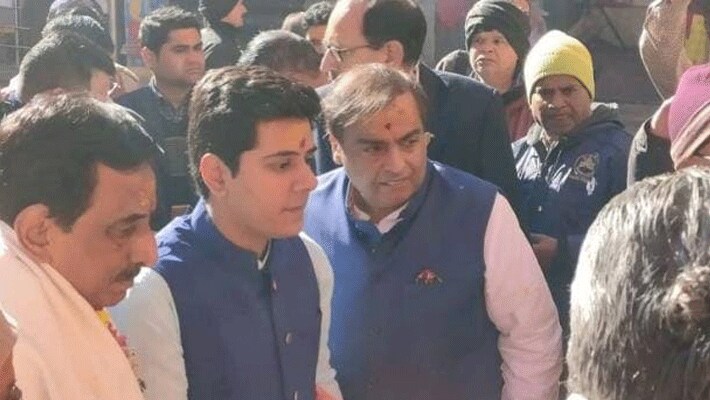 जानकारी के मुताबिक, उद्योगपति मुकेश अंबानी अकेले ही हेलीकॉप्टर से सुबह 8 बजकर 50 मिनट पर उत्तराखंड में स्थित बदरीनाथ धाम पहुंचे थे। जहां उनका मंदिर की समिति के सदस्यों ने उनका वेलकम किया।