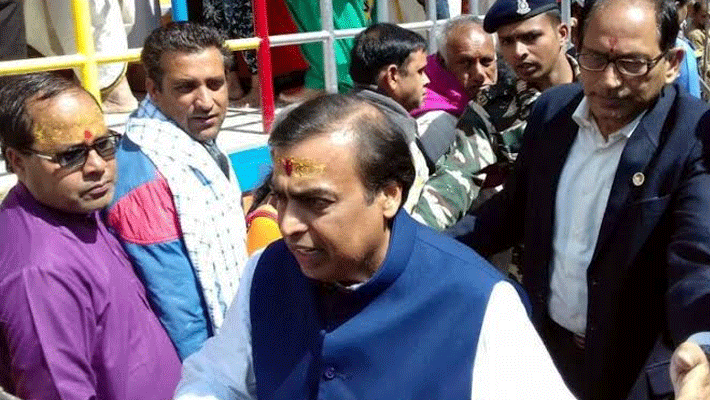 बदरीनाथ-केदारनाथ मंदिर समिति के अध्य्क्ष मोहन प्रसाद थपलियाल ने मीडिया से बातचीत करते हुए बताया की, मुकेश अंबानी ने मंदिर में दो करोड़ रुपये दान में दिए हैं। उन्होंने बताया कि अंबानी ने एक करोड़ बद्रीनाथ धाम के लिए तो वहीं एक करोड़ केदारनाथ धाम के लिए दिए हैं।