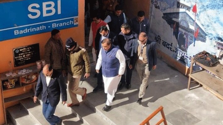 मंदिर के पुजारी का कहना है कि मुकेश अंबानी की भगवान बद्रीनाथ में विशाल में आस्था है। वे हर साल यहां आकर दर्शन करते हैं। पिछली साल उन्होंने यहां पर गीता पाठ किया था।