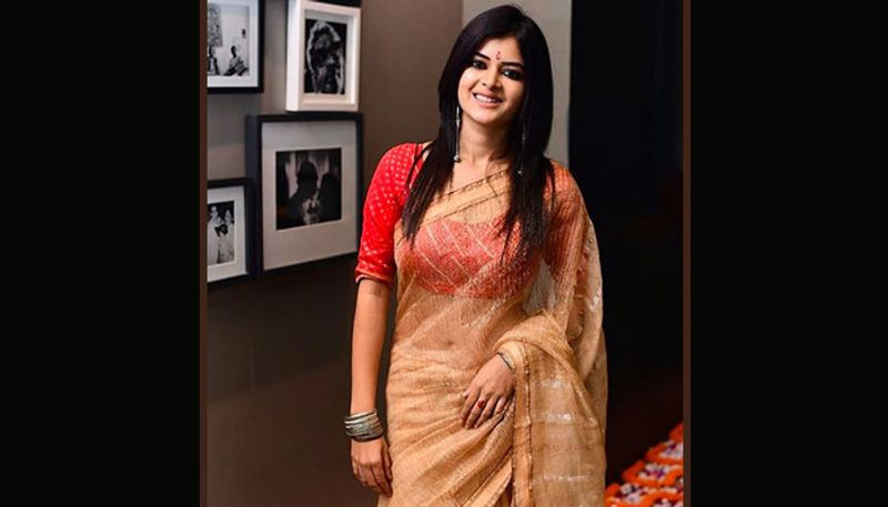 ছবিতে তিনটে ভালবাসার ধাপ রয়েছে । আর তাতে কেমন অভিনয় করবে পাখি আপাতত সেদিকেই তাকিয়ে গোটা দর্শককূল।