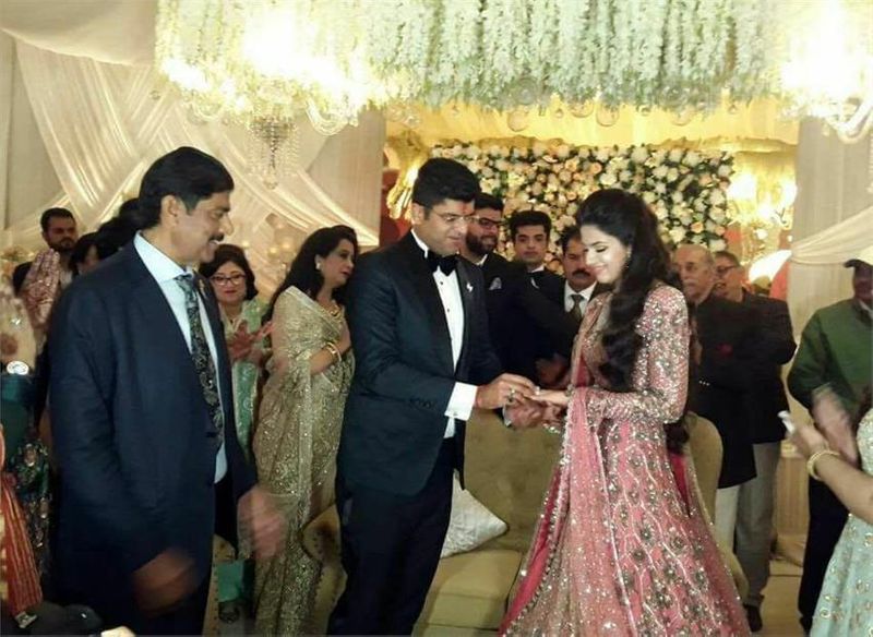 विदेश में पढ़े दुष्यंत ने शादी के लिए अपनी ही जाति जाट समुयाद में लड़की पसंद की। दुष्यंत ने IG रैंक के आईपीएस परमजीत एहलावत की बेटी मेघना अहलावत से शादी की है।
