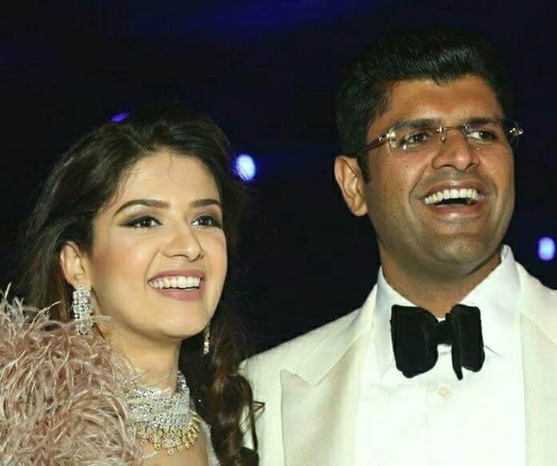 दुष्यंत चौटाला ने साल 18 अप्रेल 2017 में मेघना चौटाला से शादी की है। भव्य शादी समारोह में राजनीति से बड़ी-बड़ी हस्तियां शामिल हुई थीं।