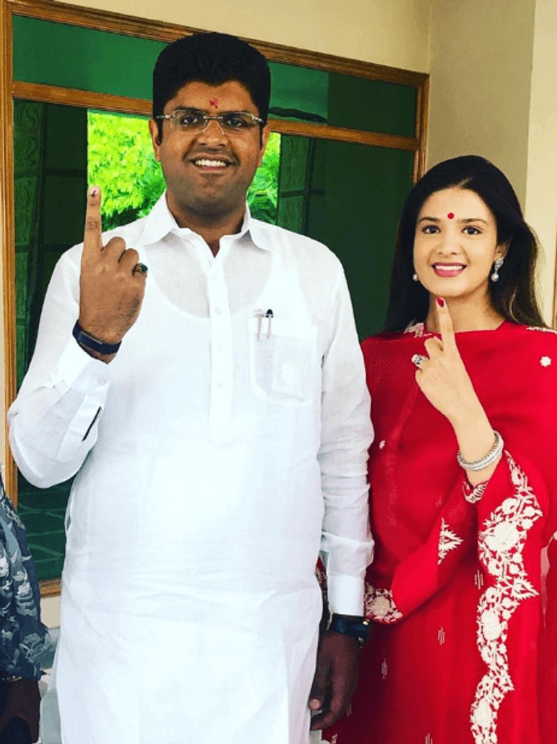 मेघना की वसंतकुंज में दिल्ली पब्लिक स्कूल से पढ़ी हैं। इसके बाद मेघना अहलावत चौटाला ने नेशनल लॉ यूनिवर्सिटी से एलएलबी की पढ़ाई की।