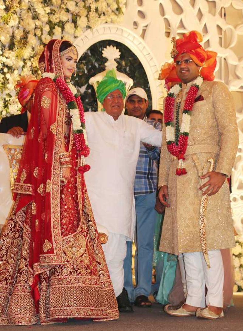 शादी समारोह में दादा ओम प्रकाश चौटाला से आर्शीवाद लेते दुष्यंत चौटाला और पत्नी मेघना।