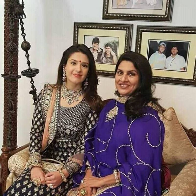 सास नैना चौटाला के साथ बैठी मेघना की घर की फोटो।