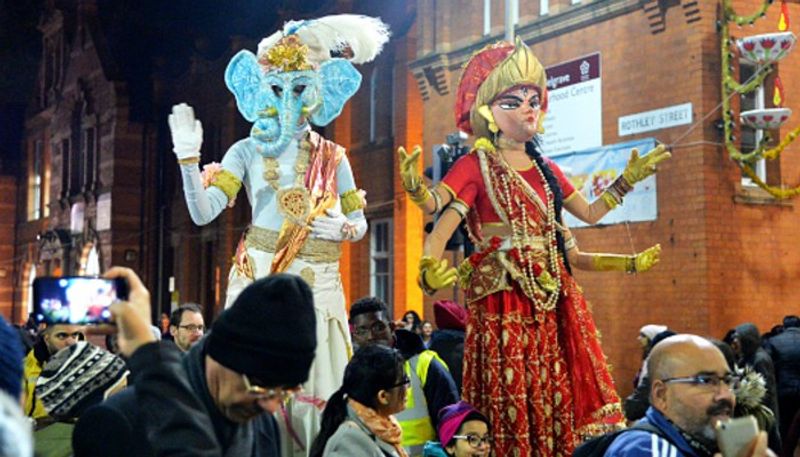 দীপাবলির অনুষ্ঠানে বাদ যান না ব্রিটেনের ভারতীয়রা। তাঁরাও মেতে ওঠেন দীপাবলির আলোর উৎসবে। ইংল্যান্ডের লিস্টার শহরের রাস্তায় লক্ষী গনেশের মূর্তি নিয়ে পথযাত্রা করছেন স্থানীয় ভারতীয়রা।