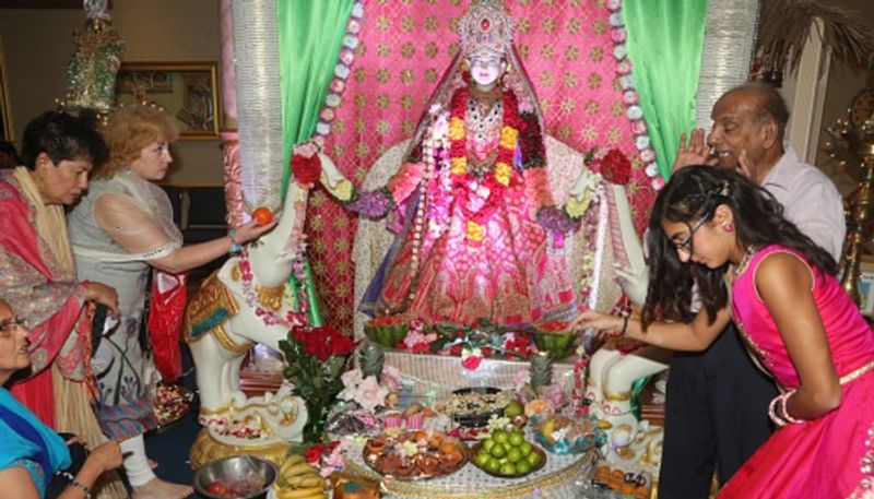 দিপাবলীর উৎসব থেকে বাদ যাননি কানাডার ভারতীয়রা। কানাডার টরন্টোতে বড় করে লক্ষী পুজো হয় এই দীপাবলীর দিন। এদিন সকাল থেকে নতুন পোশাকে অন্য মেজাজে দেখা যায় কানাডার ভারতীয়দের। এই পুজো দেখতে আসেন কানাডার প্রধানমন্ত্রী ট্রুডো। তিনি পুরোহিতের কাছ থেকে প্রসাদও নেন।