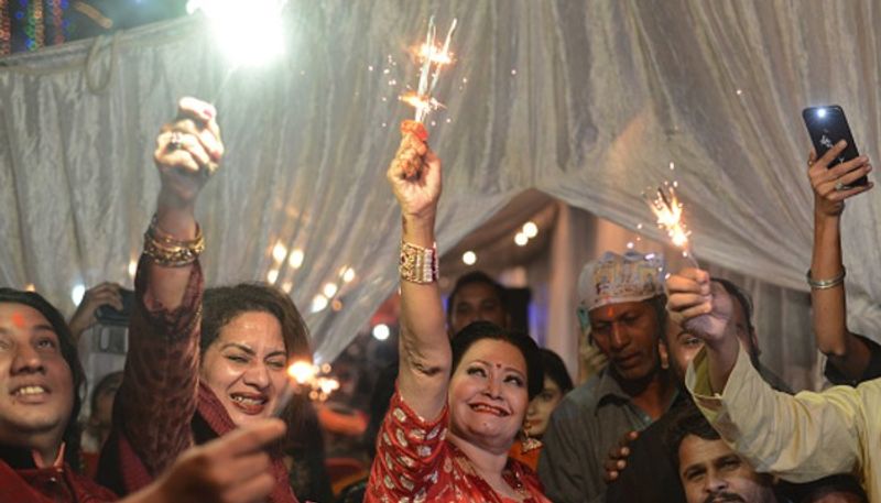 পাকিস্তানে হিন্দু সম্প্রদায়ের পাশাপাশি ইসলাম ধর্মাবলম্বী অনেকেই দীপাবলিতে মেতে ওঠেন। পাকিস্তানের শ্রীকৃষ্ণ মন্দিরে পুজো দেওয়ার পর আতস বাজি জ্বালিয়ে আলোর উৎসব দীপাবলি পালন করেন পাকিস্তানের হিন্দুরা।