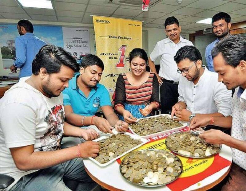 MP Man Buys Honda Activa pays Rs 83,000 in coins