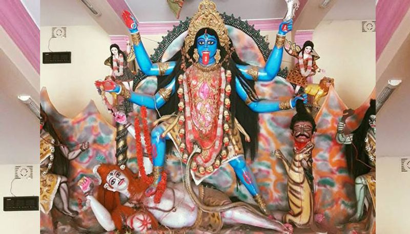 ভদ্রকালী: ভদ্রকালী নামের অর্থ যিনি মরণকালে জীবের মঙ্গল বিধান করেন, তিনিই ভদ্রকালী। ভদ্রকালী নামটি অবশ্য শাস্ত্রে দুর্গা ও সরস্বতী দেবীর অপর নাম রূপেও ব্যবহৃত হয়েছে। কালিকাপুরাণ মতে, ভদ্রকালীর গাত্রবর্ণ অতসীপুষ্পের ন্যায়, মাথায় জটাজুট, ললাটে অর্ধচন্দ্র ও গলদেশে কণ্ঠহার। তন্ত্রমতে অবশ্য তিনি মসীর ন্যায় কৃষ্ণবর্ণা, কোটরাক্ষী, সর্বদা ক্ষুধিতা, মুক্তকেশী; তিনি জগৎকে গ্রাস করছেন, তার হাতে জ্বলন্ত অগ্নিশিখা ও পাশযুগ্ম।