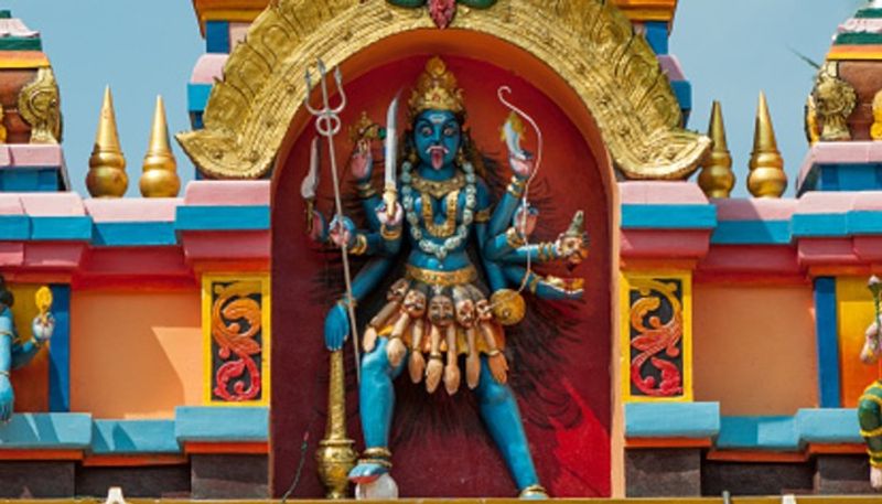 মহাকালী: তন্ত্রসার গ্রন্থমতে, মহাকালী পঞ্চবক্ত্রা ও পঞ্চদশনয়না। তবে শ্রীশ্রীচণ্ডী-তে তাকে আদ্যাশক্তি, দশবক্ত্রা, দশভূজা, দশপাদা ও ত্রিংশল্লোচনা রূপে কল্পনা করা হয়েছে। তার দশ হাতে রয়েছে যথাক্রমে খড়্গ, চক্র, গদা, ধনুক, বাণ, পরিঘ, শূল, ভূসুণ্ডি, নরমুণ্ড ও শঙ্খ। ইনিও ভৈরবী তবে গুহ্যকালীর সঙ্গে এঁর পার্থক্য রয়েছে। ইনি সাধনপর্বে ভক্তকে উৎকট ভীতি প্রদর্শন করলেও অন্তে তাকে রূপ, সৌভাগ্য, কান্তি ও শ্রী প্রদান করেন।