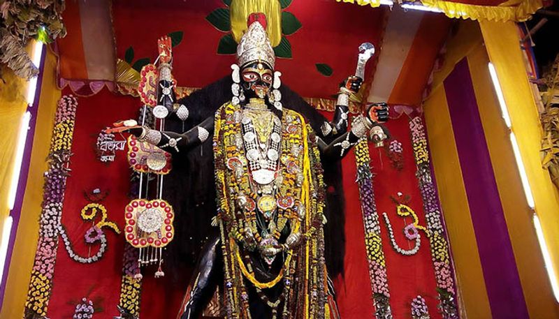 চামুণ্ডাকালী বা চামুণ্ডা, ভক্ত ও সাধকদের কাছে কালীর এই রূপ প্রসিদ্ধ। দেবীভাগবত পুরাণ ও মার্কণ্ডেয় পুরাণ-এর বর্ণনা অনুযায়ী, চামুণ্ডা চণ্ড ও মুণ্ড নামক দুই অসুর বধের জন্য দেবী দুর্গার ভ্রুকুটি মাঝে ললাট থেকে উৎপন্ন হন। তার গাত্রবর্ণ নীল পদ্মের মত, হাতে অস্ত্র, দণ্ড ও চন্দ্রহাস। দুর্গাপুজোয় মহাষ্টমী ও মহানবমীর সন্ধিক্ষণে আয়োজিত সন্ধিপুজোর সময় দেবী চামুণ্ডার পুজো হয়। পূজক অশুভ শত্রুবিনাশের জন্য শক্তি প্রার্থনা করে তার পূজা করেন। অগ্নিপুরাণ-এ আট প্রকার চামুণ্ডার কথা বলা হয়েছে, তার মন্ত্রও অনেক।