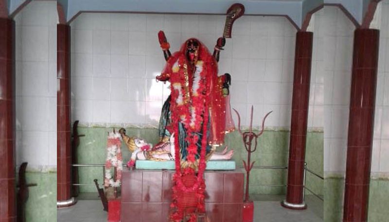 শ্মশানকালী: এই দেবীকে শ্মশানের অধিষ্ঠাত্রী দেবী মনে করা হয়। শ্মশানকালী দেবীর গায়ের রং কাজলের মতো কালো। তিনি সর্বদা বাস করেন। তাঁর চোখ দুটি রক্ত পিঙ্গল বর্ণের। চুলগুলি আলুলায়িত, দেহটি শুকনো ও ভয়ংকর। বাঁ-হাতে মদ ও মাংসে ভরা পানপাত্র, ডান হাতে নর মুণ্ড। শ্মশানকালীর আরেকটি রূপে তার বাঁ-পা শিবের বুকে স্থাপিত এবং ডান হাতে ধরা খড়্গ। এই রূপটিও ভয়ংকর রূপ। তন্ত্রসাধকেরা মনে করেন, শ্মশানে শ্মশানকালীর পুজো করলে শীঘ্র সিদ্ধ হওয়া যায়। রামকৃষ্ণ পরমহংসের স্ত্রী সারদা দেবী দক্ষিণেশ্বরে শ্মশানকালীর পুজো করেছিলেন। রামকৃষ্ণ পরমহংস বলেছিলেন, শ্মশানকালীর ছবিও গৃহস্থের বাড়িতে রাখা উচিত নয়।