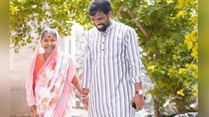जीत के बाद सतपुते ने कहा कि मेरे माता-पिता बहुत ही भोले और साधारण हैं। उनको तो यह भी नहीं पता कि उनका बेटा करता क्या है। वह तो सिर्फ इतना जानते हैं कि मुझसे जब कोई मिलने आता है तो उनको लगता है हमारा बेटा जुरुर कोई अच्छा काम कर रहा है। जो उससे मिलने के लिए इतनी संख्या में लोग आते हैं। उनको तो ये भी नहीं पता विधायक क्यो होता है।