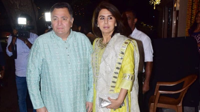 ऋषि कपूर को पिछले साल सितंबर, 2018 में कैंसर की बीमारी का पता चला था लेकिन उन्होंने इस बात को मीडिया से छुपाने की कोशिश की थी। एक्टर ने बिना किसी बात का खुलासा किए फैंस को सोशल मीडिया पर जानकारी दी थी कि वे अपना ट्रीटमेंट कराने अमेरीका जा रहे हैं। लेकिन, मीडिया के खंगालने के बाद इस बात का पता उनके भाई रणधीर कपूर से चला की ऋषि को कैंसर हैं। हालांकि, अब ठीक हैं और इलाज कराकर वापस लौट चुके हैं। ऐसे में इलाज कराने के बाद उनकी ये पहली दिवाली है।