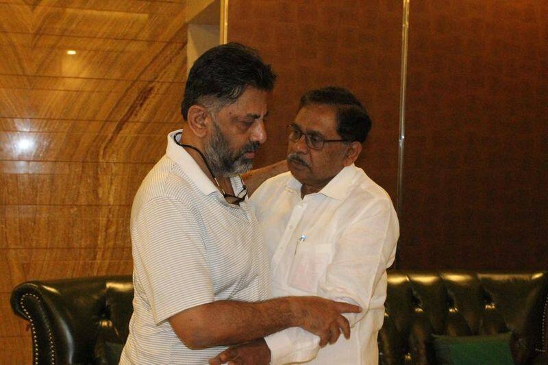 Congress Leaders siddaramaiah and Dr G Parameshwar meets dk shivakumar In Bengaluru
